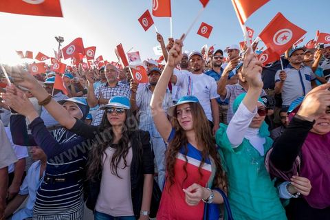 18 octobre 2014 : dans le théâtre de Sidi Mansour, ville dans la banlieue nord de Sfax, deuxième ville du pays, plus de 10 000 partiisans d'Ennahdha se sont rassemblés pour un grand meeting du parti islamiste. Sous un soleil de plomb, Rached Ghannouchi, président du parti, orchestre un meeting electoral avec présentations des deux listes Ennahdha (Sfax1 et 2), discours des candidats et discours final de Ghannouchi.