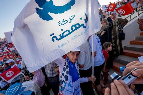 18 octobre 2014 : dans le théâtre de Sidi Mansour, ville dans la banlieue nord de Sfax, deuxième ville du pays, plus de 10 000 partiisans d'Ennahdha se sont rassemblés pour un grand meeting du parti islamiste. Sous un soleil de plomb, Rached Ghannouchi, président du parti, orchestre un meeting electoral avec présentations des deux listes Ennahdha (Sfax1 et 2), discours des candidats et discours final de Ghannouchi.
