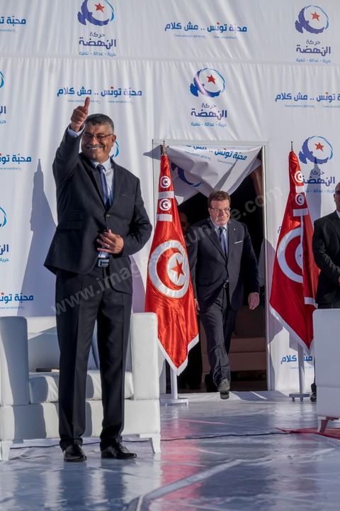18 octobre 2014 : Entrée de Mohamed Frikha dans le théâtre de Sidi Mansour, ville dans la banlieue nord de Sfax, deuxième ville du pays, plus de 10 000 partiisans d'Ennahdha se sont rassemblés pour un grand meeting du parti islamiste. Sous un soleil de plomb, Rached Ghannouchi, président du parti, orchestre un meeting electoral avec présentations des deux listes Ennahdha (Sfax1 et 2), discours des candidats et discours final de Ghannouchi.