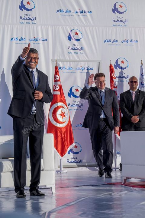 18 octobre 2014 : Entrée de Mohamed Frikha dans le théâtre de Sidi Mansour, ville dans la banlieue nord de Sfax, deuxième ville du pays, plus de 10 000 partiisans d'Ennahdha se sont rassemblés pour un grand meeting du parti islamiste. Sous un soleil de plomb, Rached Ghannouchi, président du parti, orchestre un meeting electoral avec présentations des deux listes Ennahdha (Sfax1 et 2), discours des candidats et discours final de Ghannouchi.