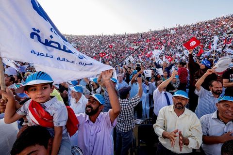 18 octobre 2014 : dans le théâtre de Sidi Mansour, ville dans la banlieue nord de Sfax, deuxième ville du pays, plus de 10 000 partiisans d'Ennahdha se sont rassemblés pour un grand meeting du parti islamiste. Sous un soleil de plomb, Rached Ghannouchi, président du parti, orchestre un meeting electoral avec présentations des deux listes Ennahdha (Sfax1 et 2), discours des candidats et discours final de Ghannouchi.