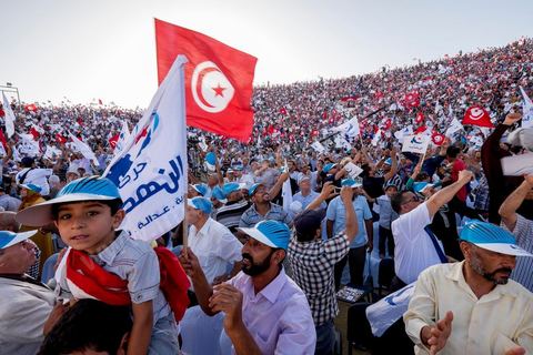 18 octobre 2014 : dans le théâtre de Sidi Mansour, ville dans la banlieue nord de Sfax, deuxième ville du pays, plus de 10 000 partiisans d'Ennahdha se sont rassemblés pour un grand meeting du parti islamiste. Sous un soleil de plomb, Rached Ghannouchi, président du parti, orchestre un meeting electoral avec présentations des deux listes Ennahdha (Sfax1 et 2), discours des candidats et discours final de Ghannouchi.