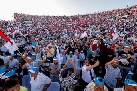 18 octobre 2014 : dans le théâtre de Sidi Mansour, ville dans la banlieue nord de Sfax, deuxième ville du pays, plus de 10 000 partiisans d'Ennahdha se sont rassemblés pour un grand meeting du parti islamiste. Sous un soleil de plomb, Rached Ghannouchi, président du parti, orchestre un meeting electoral avec présentations des deux listes Ennahdha (Sfax1 et 2), discours des candidats et discours final de Ghannouchi.