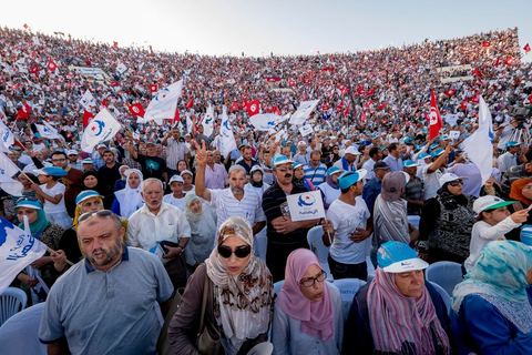 18 octobre 2014 : dans le théâtre de Sidi Mansour, ville dans la banlieue nord de Sfax, deuxième ville du pays, plus de 10 000 partiisans d'Ennahdha se sont rassemblés pour un grand meeting du parti islamiste. Sous un soleil de plomb, Rached Ghannouchi, président du parti, orchestre un meeting electoral avec présentations des deux listes Ennahdha (Sfax1 et 2), discours des candidats et discours final de Ghannouchi.