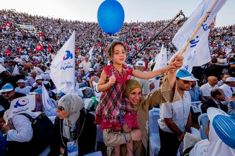18 octobre 2014 : dans le théâtre de Sidi Mansour, ville dans la banlieue nord de Sfax, deuxième ville du pays, plus de 10 000 partiisans d'Ennahdha se sont rassemblés pour un grand meeting du parti islamiste. Sous un soleil de plomb, Rached Ghannouchi, président du parti, orchestre un meeting electoral avec présentations des deux listes Ennahdha (Sfax1 et 2), discours des candidats et discours final de Ghannouchi.