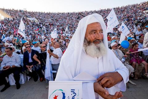 18 octobre 2014 : dans le théâtre de Sidi Mansour, ville dans la banlieue nord de Sfax, deuxième ville du pays, plus de 10 000 partiisans d'Ennahdha se sont rassemblés pour un grand meeting du parti islamiste. Sous un soleil de plomb, Rached Ghannouchi, président du parti, orchestre un meeting electoral avec présentations des deux listes Ennahdha (Sfax1 et 2), discours des candidats et discours final de Ghannouchi.