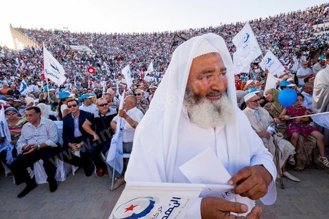 18 octobre 2014 : dans le théâtre de Sidi Mansour, ville dans la banlieue nord de Sfax, deuxième ville du pays, plus de 10 000 partiisans d'Ennahdha se sont rassemblés pour un grand meeting du parti islamiste. Sous un soleil de plomb, Rached Ghannouchi, président du parti, orchestre un meeting electoral avec présentations des deux listes Ennahdha (Sfax1 et 2), discours des candidats et discours final de Ghannouchi.