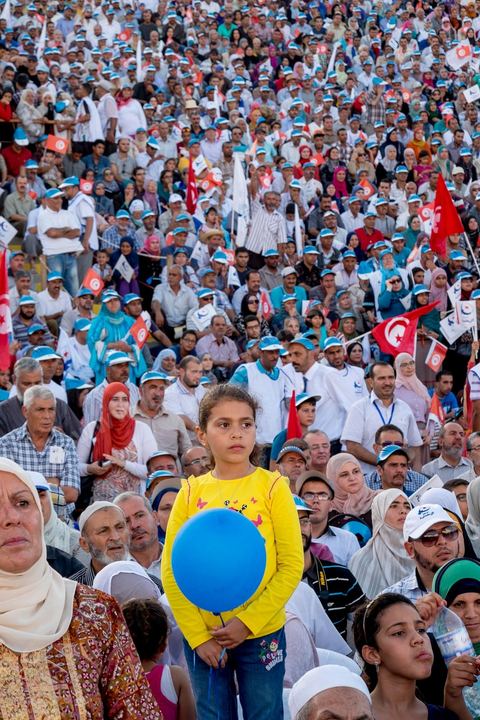 18 octobre 2014 : dans le théâtre de Sidi Mansour, ville dans la banlieue nord de Sfax, deuxième ville du pays, plus de 10 000 partiisans d'Ennahdha se sont rassemblés pour un grand meeting du parti islamiste. Sous un soleil de plomb, Rached Ghannouchi, président du parti, orchestre un meeting electoral avec présentations des deux listes Ennahdha (Sfax1 et 2), discours des candidats et discours final de Ghannouchi.