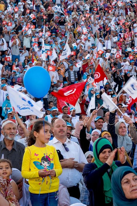 18 octobre 2014 : dans le théâtre de Sidi Mansour, ville dans la banlieue nord de Sfax, deuxième ville du pays, plus de 10 000 partiisans d'Ennahdha se sont rassemblés pour un grand meeting du parti islamiste. Sous un soleil de plomb, Rached Ghannouchi, président du parti, orchestre un meeting electoral avec présentations des deux listes Ennahdha (Sfax1 et 2), discours des candidats et discours final de Ghannouchi.