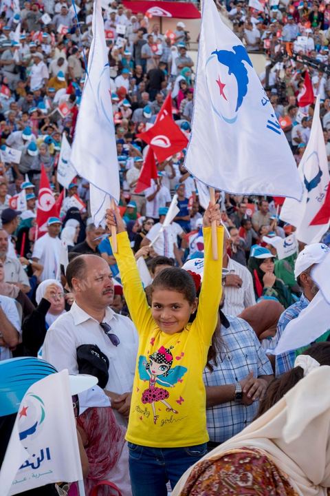 18 octobre 2014 : dans le théâtre de Sidi Mansour, ville dans la banlieue nord de Sfax, deuxième ville du pays, plus de 10 000 partiisans d'Ennahdha se sont rassemblés pour un grand meeting du parti islamiste. Sous un soleil de plomb, Rached Ghannouchi, président du parti, orchestre un meeting electoral avec présentations des deux listes Ennahdha (Sfax1 et 2), discours des candidats et discours final de Ghannouchi.