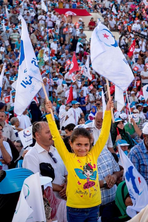 18 octobre 2014 : dans le théâtre de Sidi Mansour, ville dans la banlieue nord de Sfax, deuxième ville du pays, plus de 10 000 partiisans d'Ennahdha se sont rassemblés pour un grand meeting du parti islamiste. Sous un soleil de plomb, Rached Ghannouchi, président du parti, orchestre un meeting electoral avec présentations des deux listes Ennahdha (Sfax1 et 2), discours des candidats et discours final de Ghannouchi.