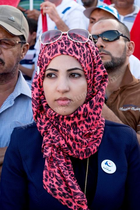 18 octobre 2014 : dans le théâtre de Sidi Mansour, ville dans la banlieue nord de Sfax, deuxième ville du pays, plus de 10 000 partiisans d'Ennahdha se sont rassemblés pour un grand meeting du parti islamiste. Sous un soleil de plomb, Rached Ghannouchi, président du parti, orchestre un meeting electoral avec présentations des deux listes Ennahdha (Sfax1 et 2), discours des candidats et discours final de Ghannouchi.