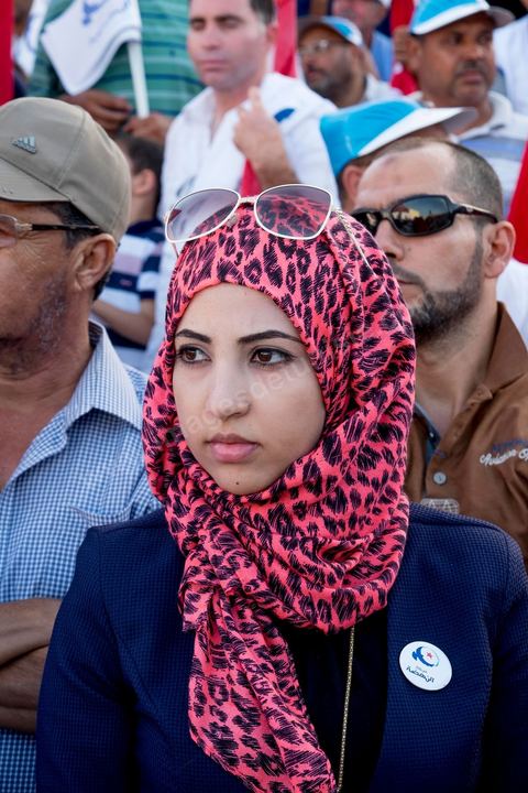 18 octobre 2014 : dans le théâtre de Sidi Mansour, ville dans la banlieue nord de Sfax, deuxième ville du pays, plus de 10 000 partiisans d'Ennahdha se sont rassemblés pour un grand meeting du parti islamiste. Sous un soleil de plomb, Rached Ghannouchi, président du parti, orchestre un meeting electoral avec présentations des deux listes Ennahdha (Sfax1 et 2), discours des candidats et discours final de Ghannouchi.