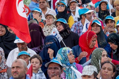 18 octobre 2014 : dans le théâtre de Sidi Mansour, ville dans la banlieue nord de Sfax, deuxième ville du pays, plus de 10 000 partiisans d'Ennahdha se sont rassemblés pour un grand meeting du parti islamiste. Sous un soleil de plomb, Rached Ghannouchi, président du parti, orchestre un meeting electoral avec présentations des deux listes Ennahdha (Sfax1 et 2), discours des candidats et discours final de Ghannouchi.