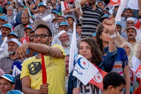 18 octobre 2014 : dans le théâtre de Sidi Mansour, ville dans la banlieue nord de Sfax, deuxième ville du pays, plus de 10 000 partiisans d'Ennahdha se sont rassemblés pour un grand meeting du parti islamiste. Sous un soleil de plomb, Rached Ghannouchi, président du parti, orchestre un meeting electoral avec présentations des deux listes Ennahdha (Sfax1 et 2), discours des candidats et discours final de Ghannouchi.