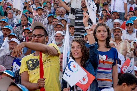 18 octobre 2014 : dans le théâtre de Sidi Mansour, ville dans la banlieue nord de Sfax, deuxième ville du pays, plus de 10 000 partiisans d'Ennahdha se sont rassemblés pour un grand meeting du parti islamiste. Sous un soleil de plomb, Rached Ghannouchi, président du parti, orchestre un meeting electoral avec présentations des deux listes Ennahdha (Sfax1 et 2), discours des candidats et discours final de Ghannouchi.