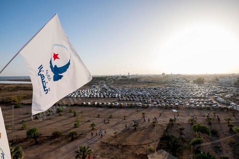 18 octobre 2014 : dans le théâtre de Sidi Mansour, ville dans la banlieue nord de Sfax, deuxième ville du pays, plus de 10 000 partiisans d'Ennahdha se sont rassemblés pour un grand meeting du parti islamiste. Sous un soleil de plomb, Rached Ghannouchi, président du parti, orchestre un meeting electoral avec présentations des deux listes Ennahdha (Sfax1 et 2), discours des candidats et discours final de Ghannouchi.