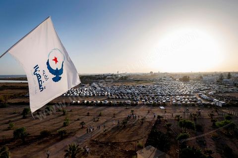 18 octobre 2014 : dans le théâtre de Sidi Mansour, ville dans la banlieue nord de Sfax, deuxième ville du pays, plus de 10 000 partiisans d'Ennahdha se sont rassemblés pour un grand meeting du parti islamiste. Sous un soleil de plomb, Rached Ghannouchi, président du parti, orchestre un meeting electoral avec présentations des deux listes Ennahdha (Sfax1 et 2), discours des candidats et discours final de Ghannouchi.