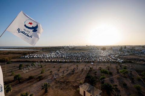 18 octobre 2014 : dans le théâtre de Sidi Mansour, ville dans la banlieue nord de Sfax, deuxième ville du pays, plus de 10 000 partiisans d'Ennahdha se sont rassemblés pour un grand meeting du parti islamiste. Sous un soleil de plomb, Rached Ghannouchi, président du parti, orchestre un meeting electoral avec présentations des deux listes Ennahdha (Sfax1 et 2), discours des candidats et discours final de Ghannouchi.