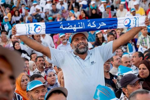 18 octobre 2014 : dans le théâtre de Sidi Mansour, ville dans la banlieue nord de Sfax, deuxième ville du pays, plus de 10 000 partiisans d'Ennahdha se sont rassemblés pour un grand meeting du parti islamiste. Sous un soleil de plomb, Rached Ghannouchi, président du parti, orchestre un meeting electoral avec présentations des deux listes Ennahdha (Sfax1 et 2), discours des candidats et discours final de Ghannouchi.