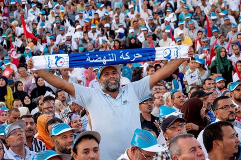 18 octobre 2014 : dans le théâtre de Sidi Mansour, ville dans la banlieue nord de Sfax, deuxième ville du pays, plus de 10 000 partiisans d'Ennahdha se sont rassemblés pour un grand meeting du parti islamiste. Sous un soleil de plomb, Rached Ghannouchi, président du parti, orchestre un meeting electoral avec présentations des deux listes Ennahdha (Sfax1 et 2), discours des candidats et discours final de Ghannouchi.