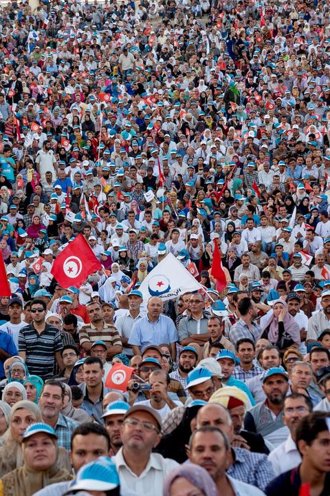 18 octobre 2014 : dans le théâtre de Sidi Mansour, ville dans la banlieue nord de Sfax, deuxième ville du pays, plus de 10 000 partiisans d'Ennahdha se sont rassemblés pour un grand meeting du parti islamiste. Sous un soleil de plomb, Rached Ghannouchi, président du parti, orchestre un meeting electoral avec présentations des deux listes Ennahdha (Sfax1 et 2), discours des candidats et discours final de Ghannouchi.