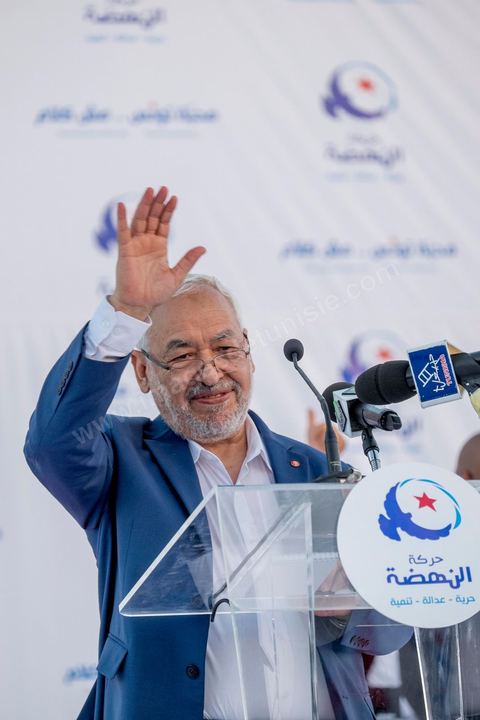 18 octobre 2014 : Rached Ghannouchi dans le théâtre de Sidi Mansour, ville dans la banlieue nord de Sfax, deuxième ville du pays, plus de 10 000 partiisans d'Ennahdha se sont rassemblés pour un grand meeting du parti islamiste. Sous un soleil de plomb, Rached Ghannouchi, président du parti, orchestre un meeting electoral avec présentations des deux listes Ennahdha (Sfax1 et 2), discours des candidats et discours final de Ghannouchi.