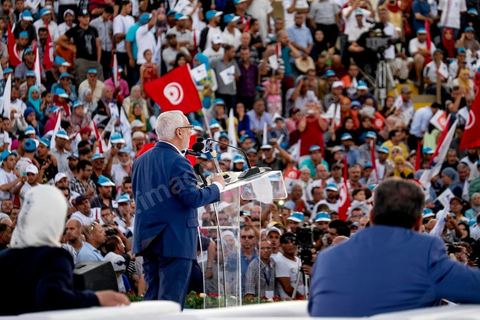 18 octobre 2014 : Discours de Rached Ghannouchi dans le théâtre de Sidi Mansour, ville dans la banlieue nord de Sfax, deuxième ville du pays, plus de 10 000 partiisans d'Ennahdha se sont rassemblés pour un grand meeting du parti islamiste. Sous un soleil de plomb, Rached Ghannouchi, président du parti, orchestre un meeting electoral avec présentations des deux listes Ennahdha (Sfax1 et 2), discours des candidats et discours final de Ghannouchi.