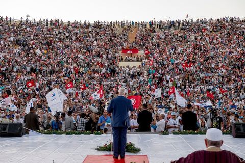 18 octobre 2014 : Discours de Rached Ghannouchi dans le théâtre de Sidi Mansour, ville dans la banlieue nord de Sfax, deuxième ville du pays, plus de 10 000 partiisans d'Ennahdha se sont rassemblés pour un grand meeting du parti islamiste. Sous un soleil de plomb, Rached Ghannouchi, président du parti, orchestre un meeting electoral avec présentations des deux listes Ennahdha (Sfax1 et 2), discours des candidats et discours final de Ghannouchi.