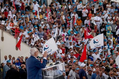 18 octobre 2014 : Discours de Rached Ghannouchi dans le théâtre de Sidi Mansour, ville dans la banlieue nord de Sfax, deuxième ville du pays, plus de 10 000 partiisans d'Ennahdha se sont rassemblés pour un grand meeting du parti islamiste. Sous un soleil de plomb, Rached Ghannouchi, président du parti, orchestre un meeting electoral avec présentations des deux listes Ennahdha (Sfax1 et 2), discours des candidats et discours final de Ghannouchi.