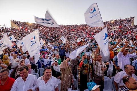 18 octobre 2014 : dans le théâtre de Sidi Mansour, ville dans la banlieue nord de Sfax, deuxième ville du pays, plus de 10 000 partiisans d'Ennahdha se sont rassemblés pour un grand meeting du parti islamiste. Sous un soleil de plomb, Rached Ghannouchi, président du parti, orchestre un meeting electoral avec présentations des deux listes Ennahdha (Sfax1 et 2), discours des candidats et discours final de Ghannouchi.