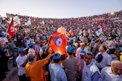 18 octobre 2014 : dans le théâtre de Sidi Mansour, ville dans la banlieue nord de Sfax, deuxième ville du pays, plus de 10 000 partiisans d'Ennahdha se sont rassemblés pour un grand meeting du parti islamiste. Sous un soleil de plomb, Rached Ghannouchi, président du parti, orchestre un meeting electoral avec présentations des deux listes Ennahdha (Sfax1 et 2), discours des candidats et discours final de Ghannouchi.