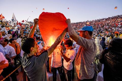 18 octobre 2014 : dans le théâtre de Sidi Mansour, ville dans la banlieue nord de Sfax, deuxième ville du pays, plus de 10 000 partiisans d'Ennahdha se sont rassemblés pour un grand meeting du parti islamiste. Sous un soleil de plomb, Rached Ghannouchi, président du parti, orchestre un meeting electoral avec présentations des deux listes Ennahdha (Sfax1 et 2), discours des candidats et discours final de Ghannouchi.