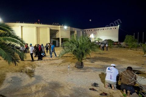 18 octobre 2014 : dans le théâtre de Sidi Mansour, ville dans la banlieue nord de Sfax, deuxième ville du pays, plus de 10 000 partiisans d'Ennahdha se sont rassemblés pour un grand meeting du parti islamiste. Sous un soleil de plomb, Rached Ghannouchi, président du parti, orchestre un meeting electoral avec présentations des deux listes Ennahdha (Sfax1 et 2), discours des candidats et discours final de Ghannouchi.