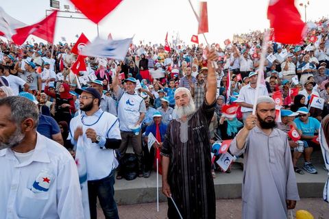18 octobre 2014 : dans le théâtre de Sidi Mansour, ville dans la banlieue nord de Sfax, deuxième ville du pays, plus de 10 000 partiisans d'Ennahdha se sont rassemblés pour un grand meeting du parti islamiste. Sous un soleil de plomb, Rached Ghannouchi, président du parti, orchestre un meeting electoral avec présentations des deux listes Ennahdha (Sfax1 et 2), discours des candidats et discours final de Ghannouchi.