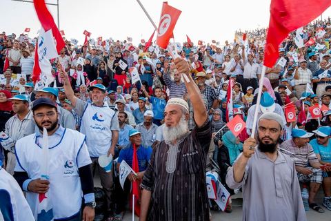 18 octobre 2014 : dans le théâtre de Sidi Mansour, ville dans la banlieue nord de Sfax, deuxième ville du pays, plus de 10 000 partiisans d'Ennahdha se sont rassemblés pour un grand meeting du parti islamiste. Sous un soleil de plomb, Rached Ghannouchi, président du parti, orchestre un meeting electoral avec présentations des deux listes Ennahdha (Sfax1 et 2), discours des candidats et discours final de Ghannouchi.