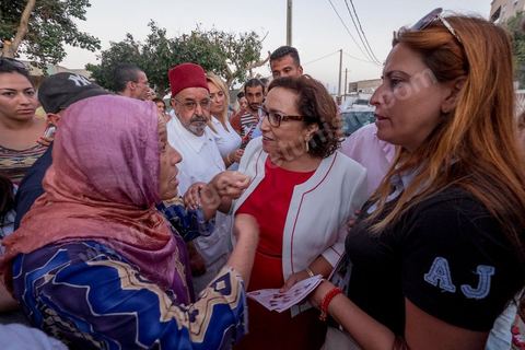 19 octobre 2014 : campagne de porte à porte dans le quartier de Gammarth village, banlieue nord de Tunis, des partisans de Nidaa Tounes. Said Aïdi, tête de liste dans cette circonscription de Tunis 2 est accompganée de ses colistiers dont Bochra Bel Hadj Hamida.