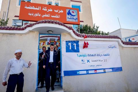 20 ocotbre 2014 : Ali Larayedh, candidat en tête de liste du parti islamiste Ennahdha sur Tunis 1, en campagne pour les élections legislatives du 26 octobre 2014 dans le quartier populaire de Hrairia dans la banlieue ouest de Tunis. 