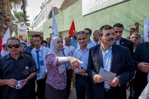 20 ocotbre 2014 : Ali Larayedh, candidat en tête de liste du parti islamiste Ennahdha sur Tunis 1, en campagne pour les élections legislatives du 26 octobre 2014 dans le quartier populaire de Hrairia dans la banlieue ouest de Tunis. 