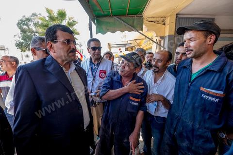 20 ocotbre 2014 : Ali Larayedh, candidat en tête de liste du parti islamiste Ennahdha sur Tunis 1, en campagne pour les élections legislatives du 26 octobre 2014 dans le quartier populaire de Hrairia dans la banlieue ouest de Tunis. 