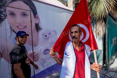 20 ocotbre 2014 : Ali Larayedh, candidat en tête de liste du parti islamiste Ennahdha sur Tunis 1, en campagne pour les élections legislatives du 26 octobre 2014 dans le quartier populaire de Hrairia dans la banlieue ouest de Tunis. 