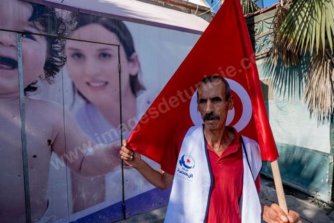 20 ocotbre 2014 : Ali Larayedh, candidat en tête de liste du parti islamiste Ennahdha sur Tunis 1, en campagne pour les élections legislatives du 26 octobre 2014 dans le quartier populaire de Hrairia dans la banlieue ouest de Tunis. 