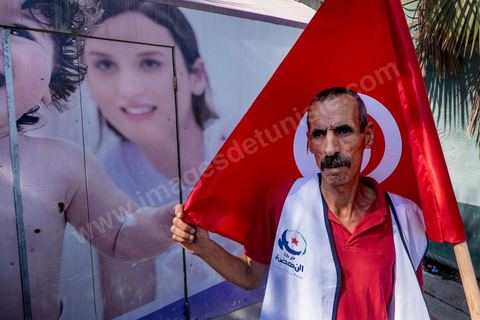 20 ocotbre 2014 : Ali Larayedh, candidat en tête de liste du parti islamiste Ennahdha sur Tunis 1, en campagne pour les élections legislatives du 26 octobre 2014 dans le quartier populaire de Hrairia dans la banlieue ouest de Tunis. 