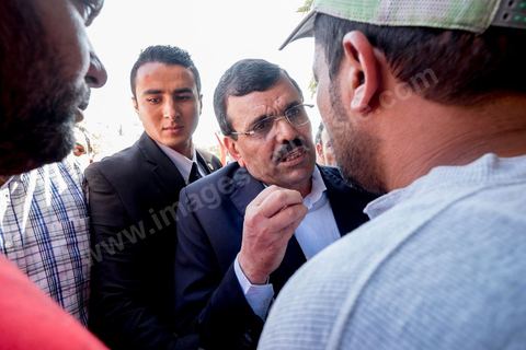 20 ocotbre 2014 : Ali Larayedh, candidat en tête de liste du parti islamiste Ennahdha sur Tunis 1, en campagne pour les élections legislatives du 26 octobre 2014 dans le quartier populaire de Hrairia dans la banlieue ouest de Tunis. 