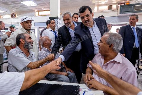 20 ocotbre 2014 : Ali Larayedh, candidat en tête de liste du parti islamiste Ennahdha sur Tunis 1, en campagne pour les élections legislatives du 26 octobre 2014 dans le quartier populaire de Hrairia dans la banlieue ouest de Tunis. 