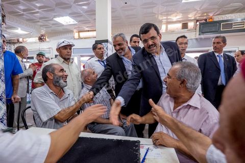 20 ocotbre 2014 : Ali Larayedh, candidat en tête de liste du parti islamiste Ennahdha sur Tunis 1, en campagne pour les élections legislatives du 26 octobre 2014 dans le quartier populaire de Hrairia dans la banlieue ouest de Tunis. 
