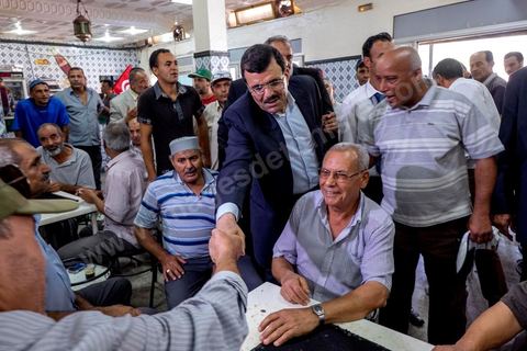 20 ocotbre 2014 : Ali Larayedh, candidat en tête de liste du parti islamiste Ennahdha sur Tunis 1, en campagne pour les élections legislatives du 26 octobre 2014 dans le quartier populaire de Hrairia dans la banlieue ouest de Tunis. 