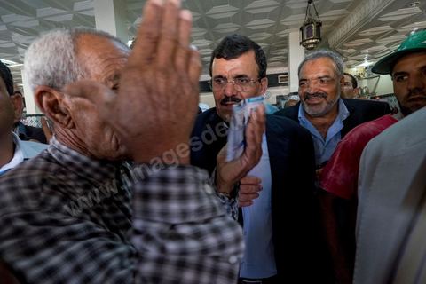 20 ocotbre 2014 : Ali Larayedh, candidat en tête de liste du parti islamiste Ennahdha sur Tunis 1, en campagne pour les élections legislatives du 26 octobre 2014 dans le quartier populaire de Hrairia dans la banlieue ouest de Tunis. 