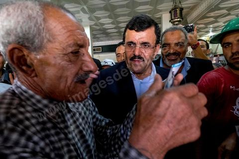 20 ocotbre 2014 : Ali Larayedh, candidat en tête de liste du parti islamiste Ennahdha sur Tunis 1, en campagne pour les élections legislatives du 26 octobre 2014 dans le quartier populaire de Hrairia dans la banlieue ouest de Tunis. 