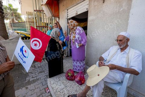 20 ocotbre 2014 : Ali Larayedh, candidat en tête de liste du parti islamiste Ennahdha sur Tunis 1, en campagne pour les élections legislatives du 26 octobre 2014 dans le quartier populaire de Hrairia dans la banlieue ouest de Tunis. 